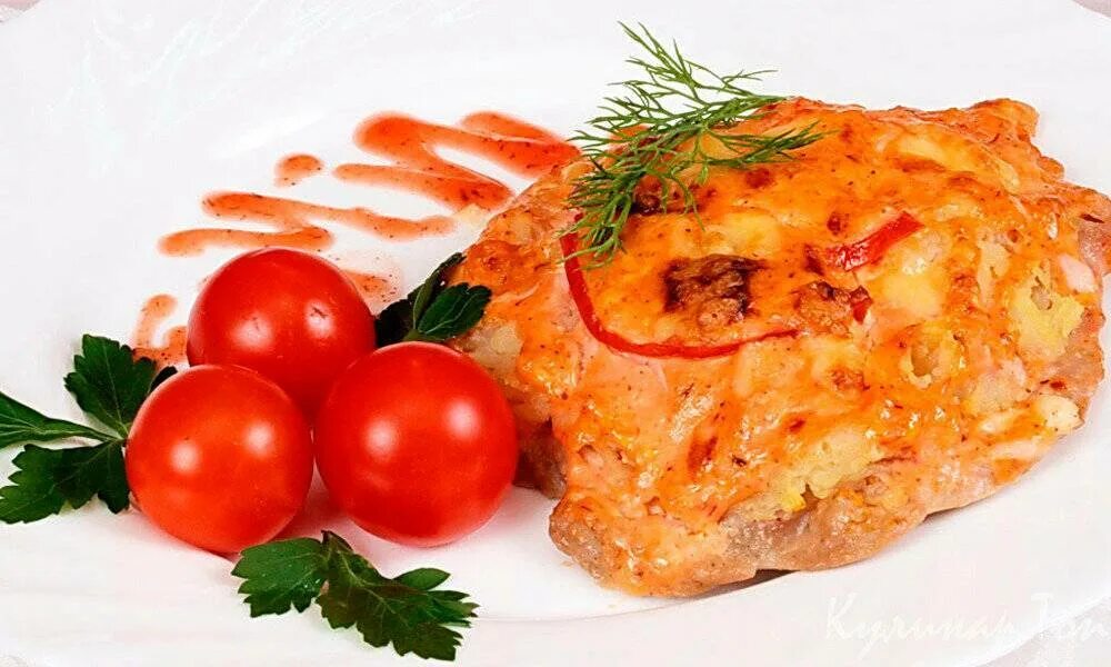 Рецепт куриное филе лук. Эскалоп из свинины с помидорами и сыром. эскалоп с гарниром. куриное филе эскалоп. мясо по-боярски в духовке.