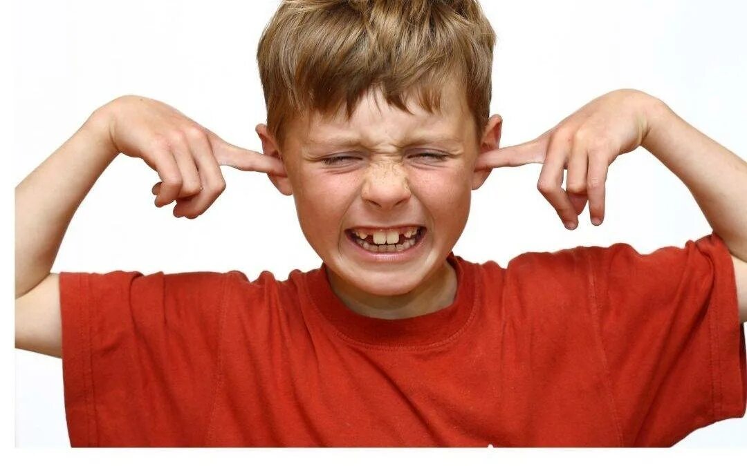 Мальчик смеется. Агрессия детей. Затыкает уши. Мальчик закрывает уши.