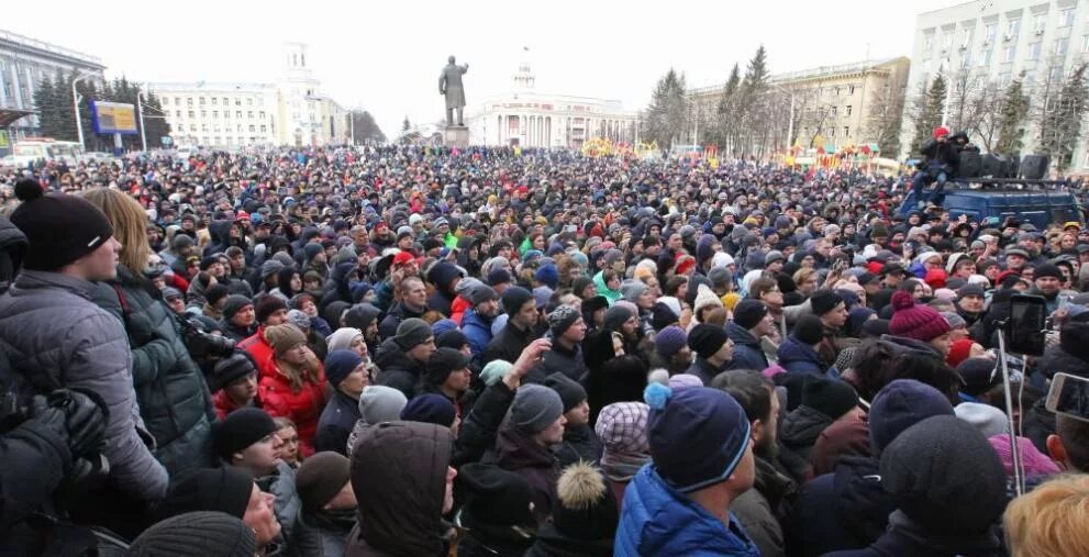 5 канал сегодня кемерово. Митинг в Кемерово зимняя вишня. Протесты в Кемерово. Кемерово зимняя вишня пожар митинг. Митинг зимой.