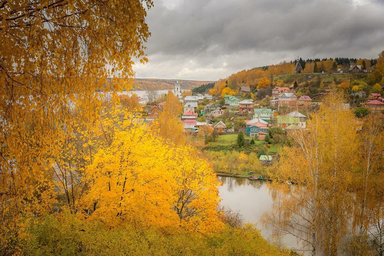 Плес золотая осень. Плёс город осенью. Плес золотой осенью. Плес золотая осень. Городок плес на волге.