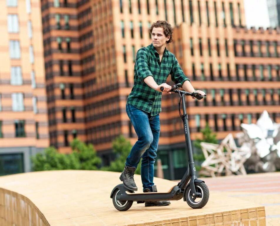 человек на самокате. электросамокаты whoosh казань. самокат для взрослых. каршеринг самокатов whoosh. трюковой самокат stunt.