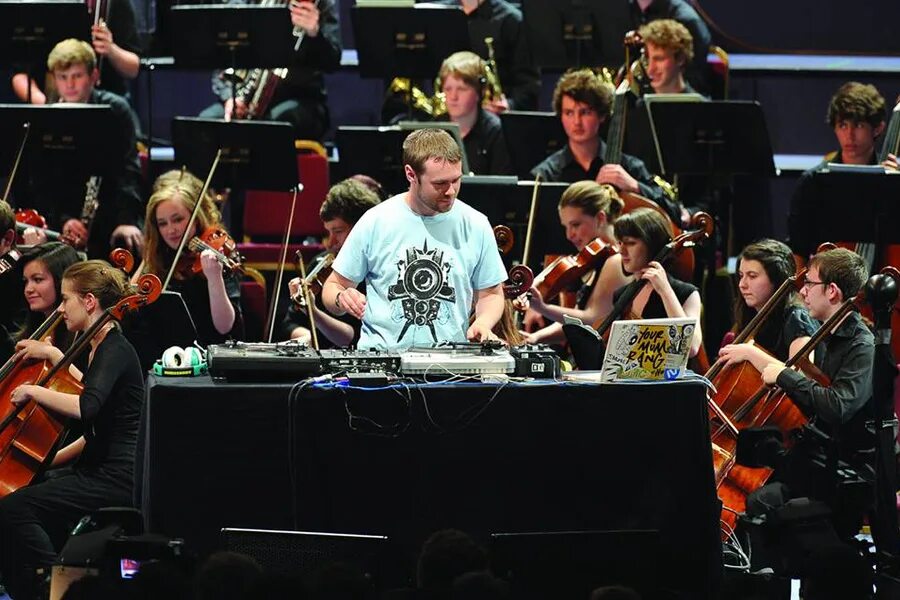 Создатель электронной музыки. Оркестр электронной музыки. Оркестр электронной музыки. Symphony orchestra club event ташкент. Диджей с оркестром.