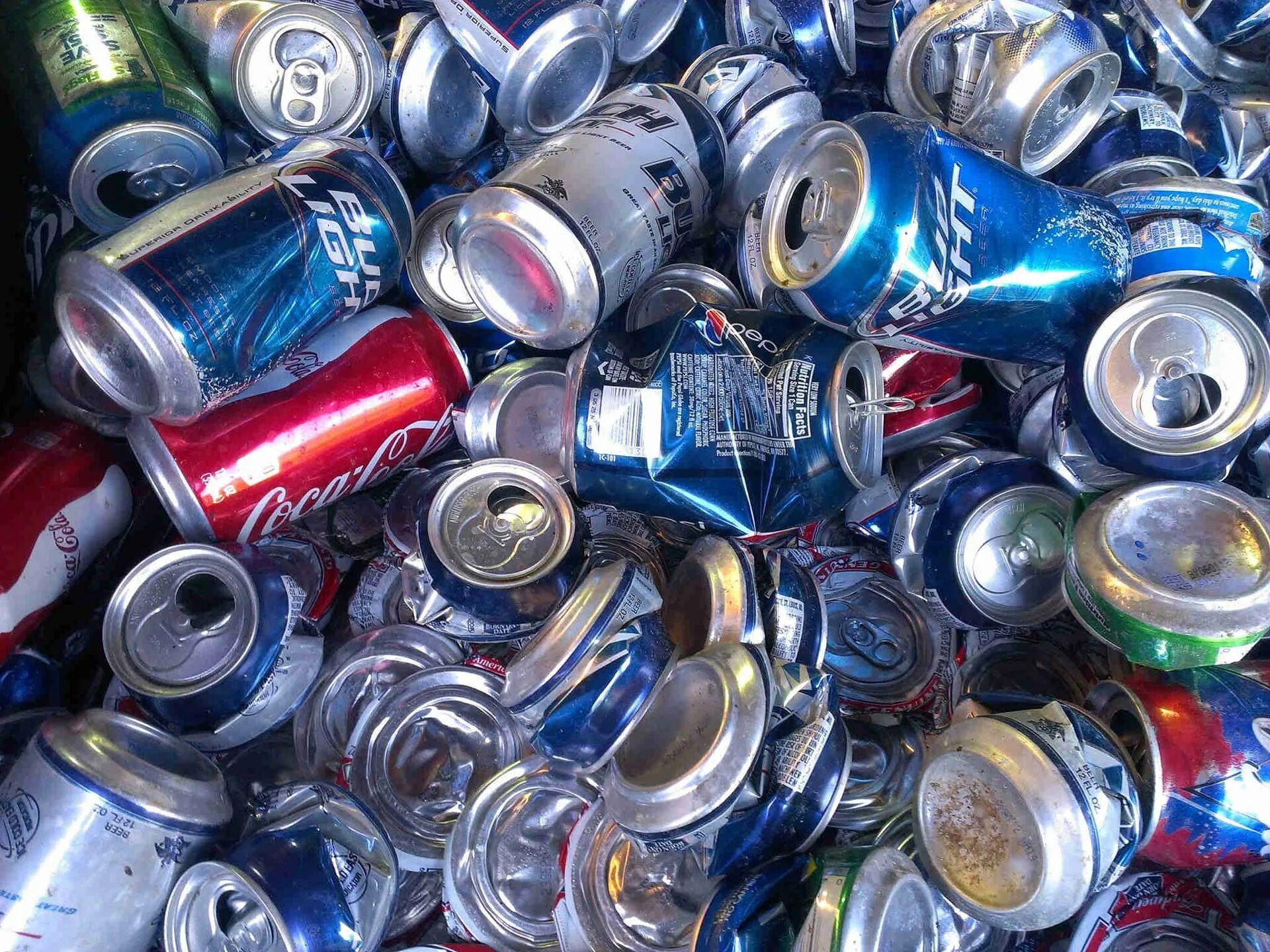 прессованные пластиковые бутылки. 1 кг пластиковые пластиковые бутылки. килограмм пластиковых бутылок. себестоимость пластиковой бутылки. пластик переработка.