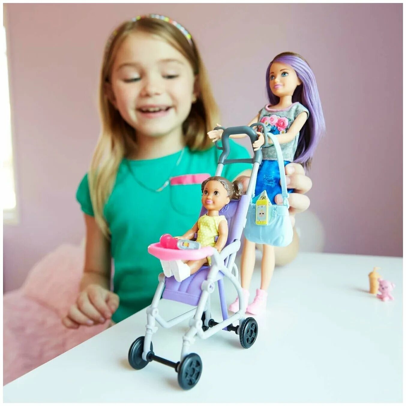 девочка играет в куклы. маленьких кукол маму. ребенок с куклой в руках. Hasbro baby alive малышка. девочка играет кв куклы.