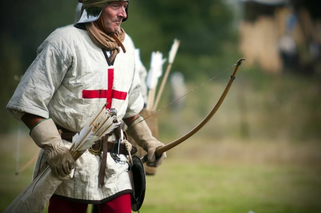 Его сиятельство лук. Английские лучники Англии 15 век. Английский лук лонгбоу. Английский длинный лук лонгбоу. Лучники средневековья Робин Гуд.