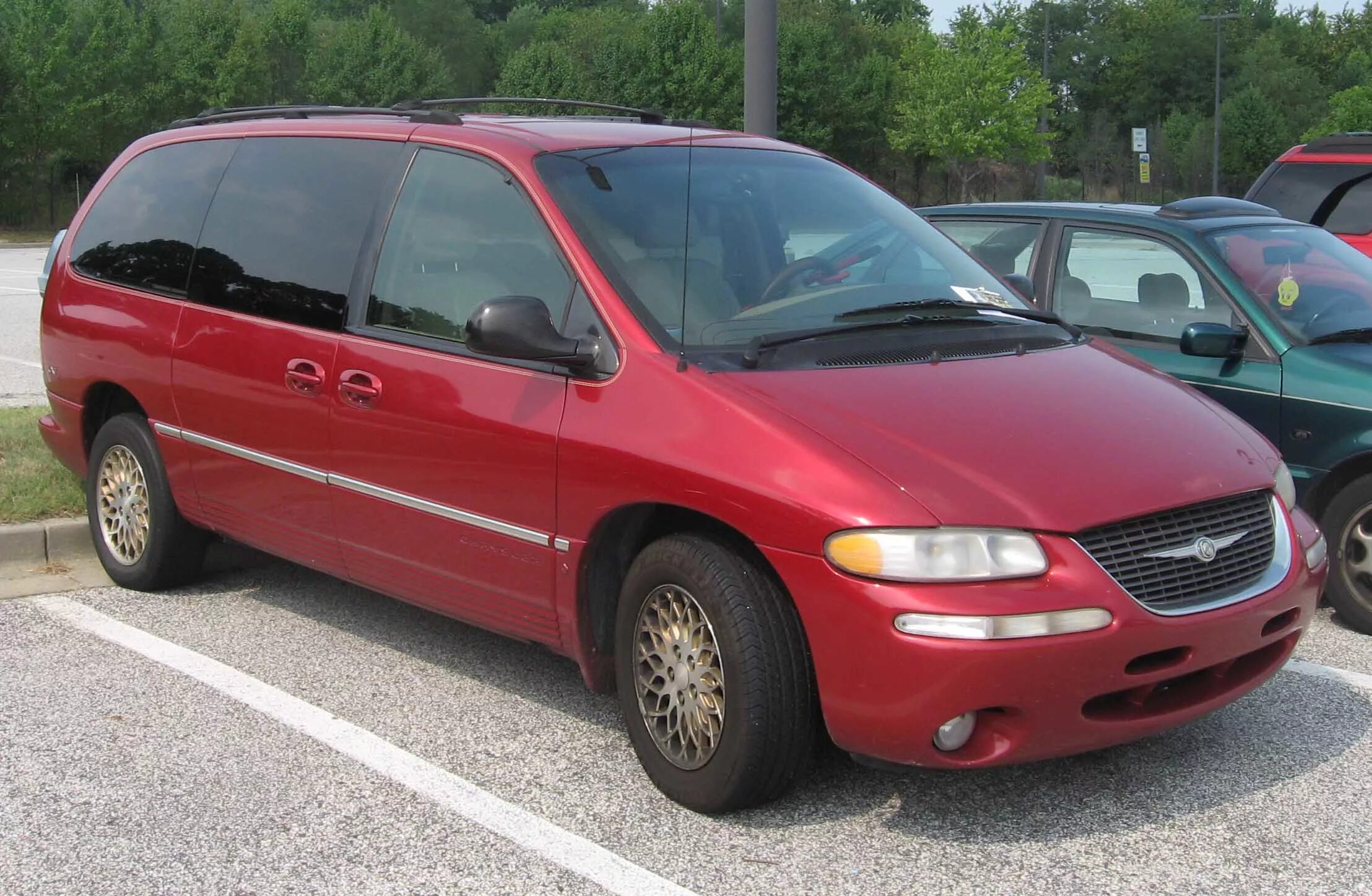 Крайслер вояджер караван. Chrysler Town Country 2000. Chrysler Town Country 1999. Chrysler Town and Country 1998. Крайслер Гранд Вояджер 2000.