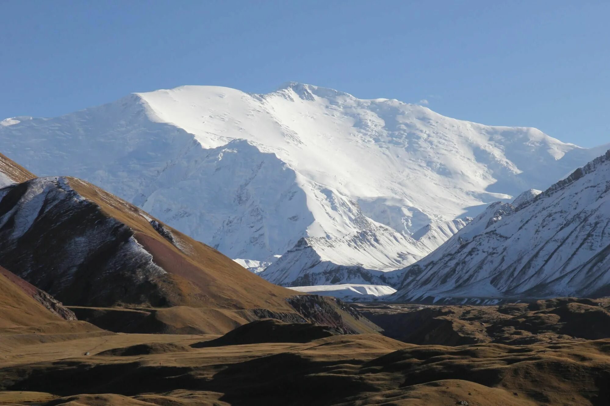 Ленин на памире. Пик Ленина Таджикистан. Пик Ленина Lenin Peak. Семитысячники Памира. Вид на пик Ленина.