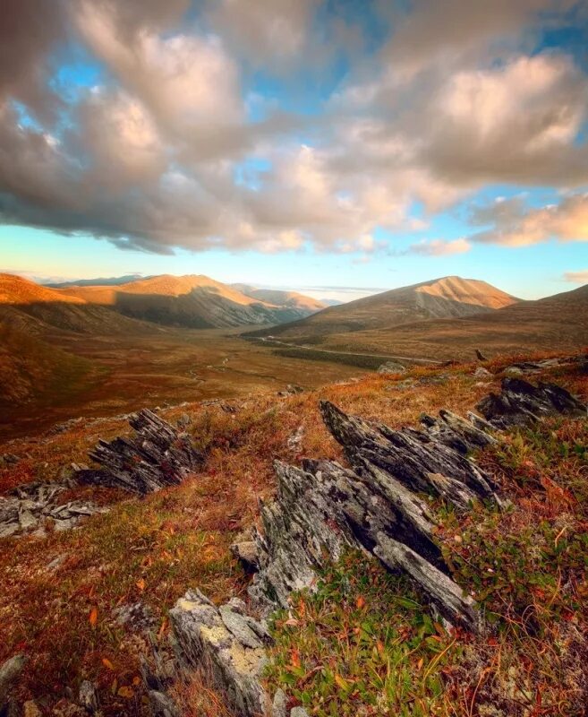 Почему в хакасии. Хакасия достопримечательности. Почему в хакасии. Горная гряда сундуки хакасия. Хакасия шира горы.