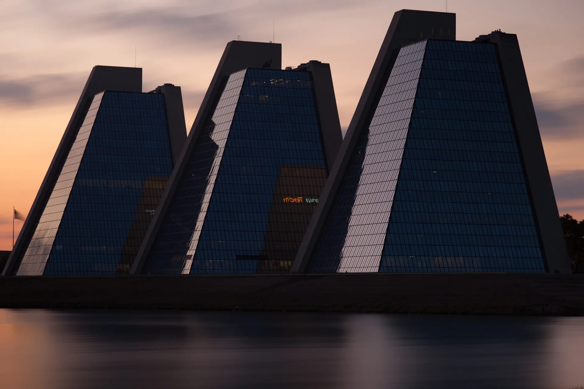 Mind building. Кливлендский музей искусств и gallery one. Городская библиотека сейняйоки. Здания с висячими переходами. Mind building.