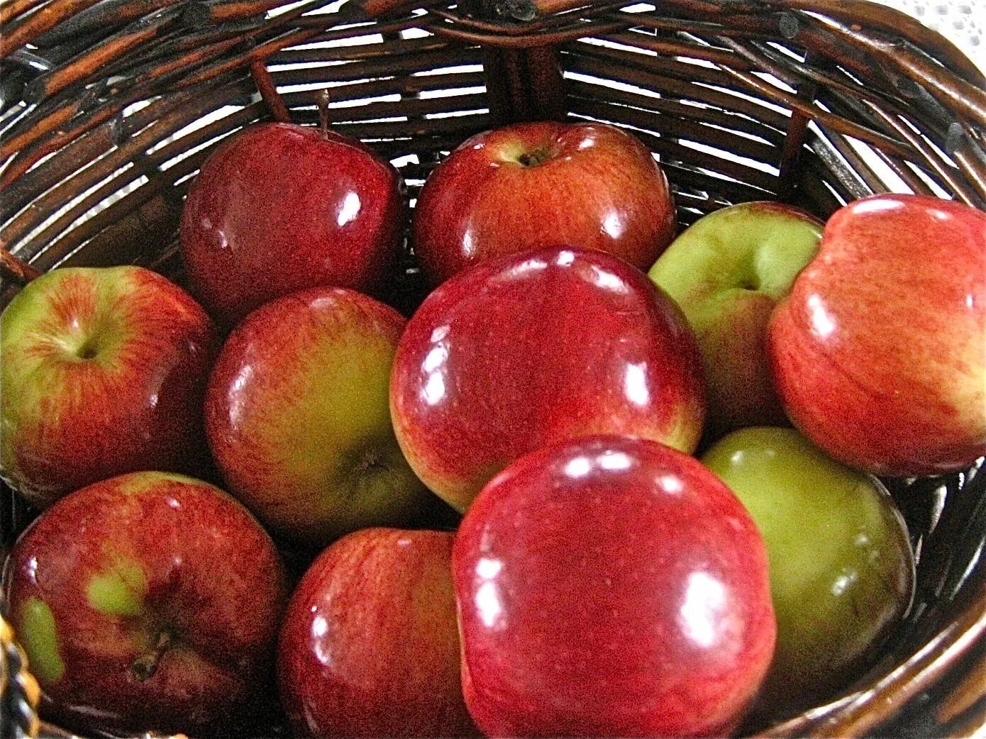 Обработанные фрукты. Красивое яблоко.