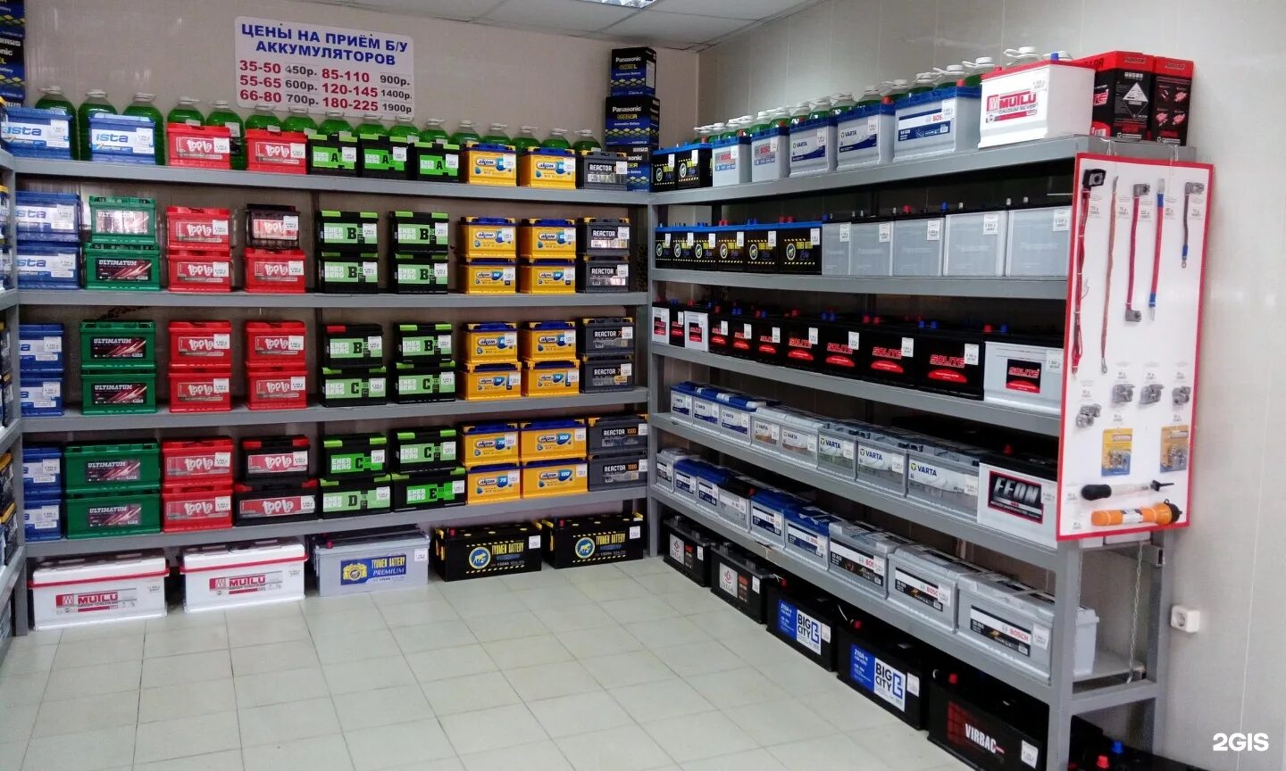 Battery shop. Магазин аккумуляторов. Магазин АК. Витрина для аккумуляторов. Полка для аккумулятора.