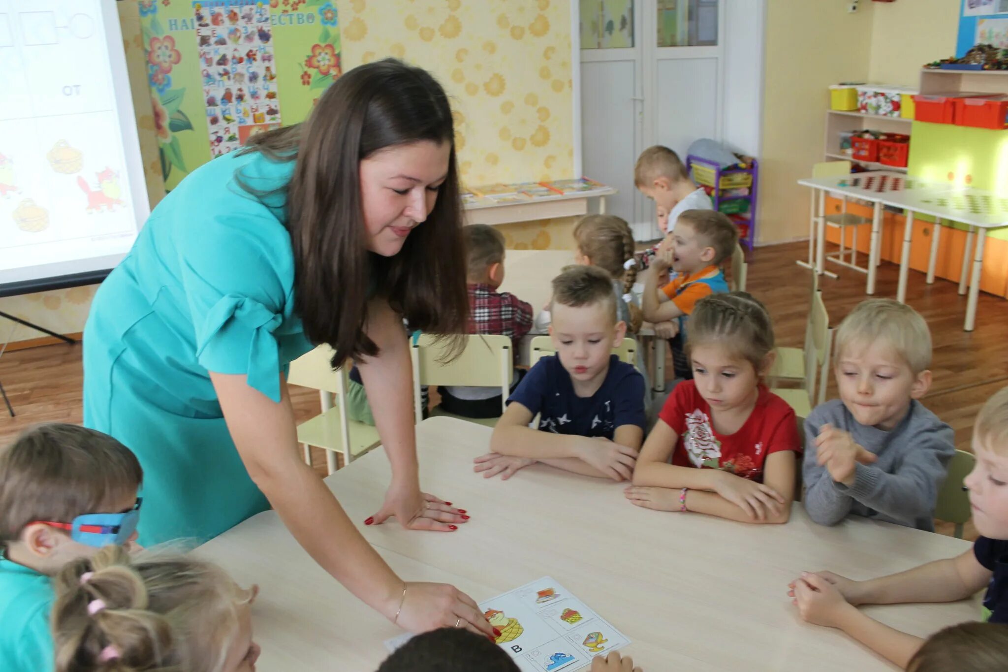 Воспитатель в детском доме. Открытое занятие в детском саду. Детский домваспитатель. Открытое занятие в детском доме. Открытое занятие в детском доме.