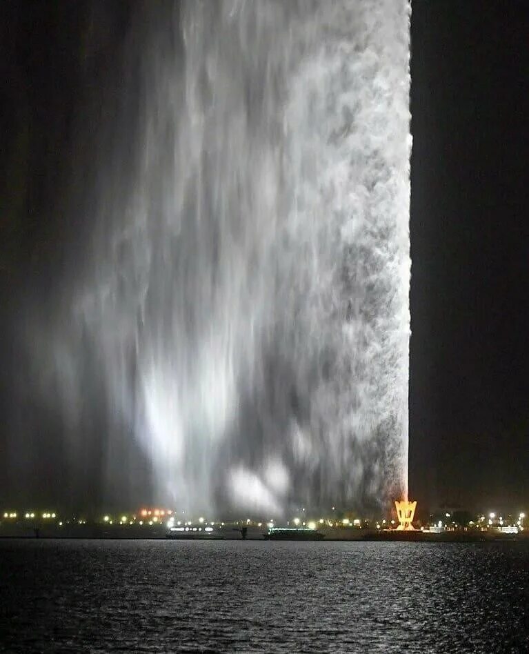 Фонтан дубай - самый большой фонтан в мире. Бурдж халифа шоу фонтанов. Джидда (саудовская аравия) – 312 м. Фонтан короля фахда. Фонтан в саудовской аравии.