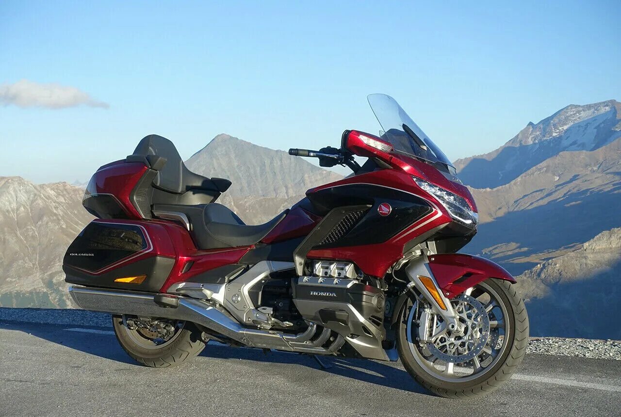 Мотоцикл honda wing. Мотоцикл Honda Gold Wing. Мотоцикл Хонда Голд Винг. Honda Goldwing 1800. Honda Gold Wing 1600.