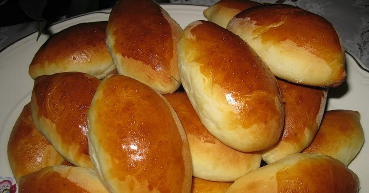 Дрожжевые печеные пирожки с капустой. Пирожки с капустой. Воздушные пирожки. Пирожки в духовке. Пирожки с капустой в духовке на дрожжевом.