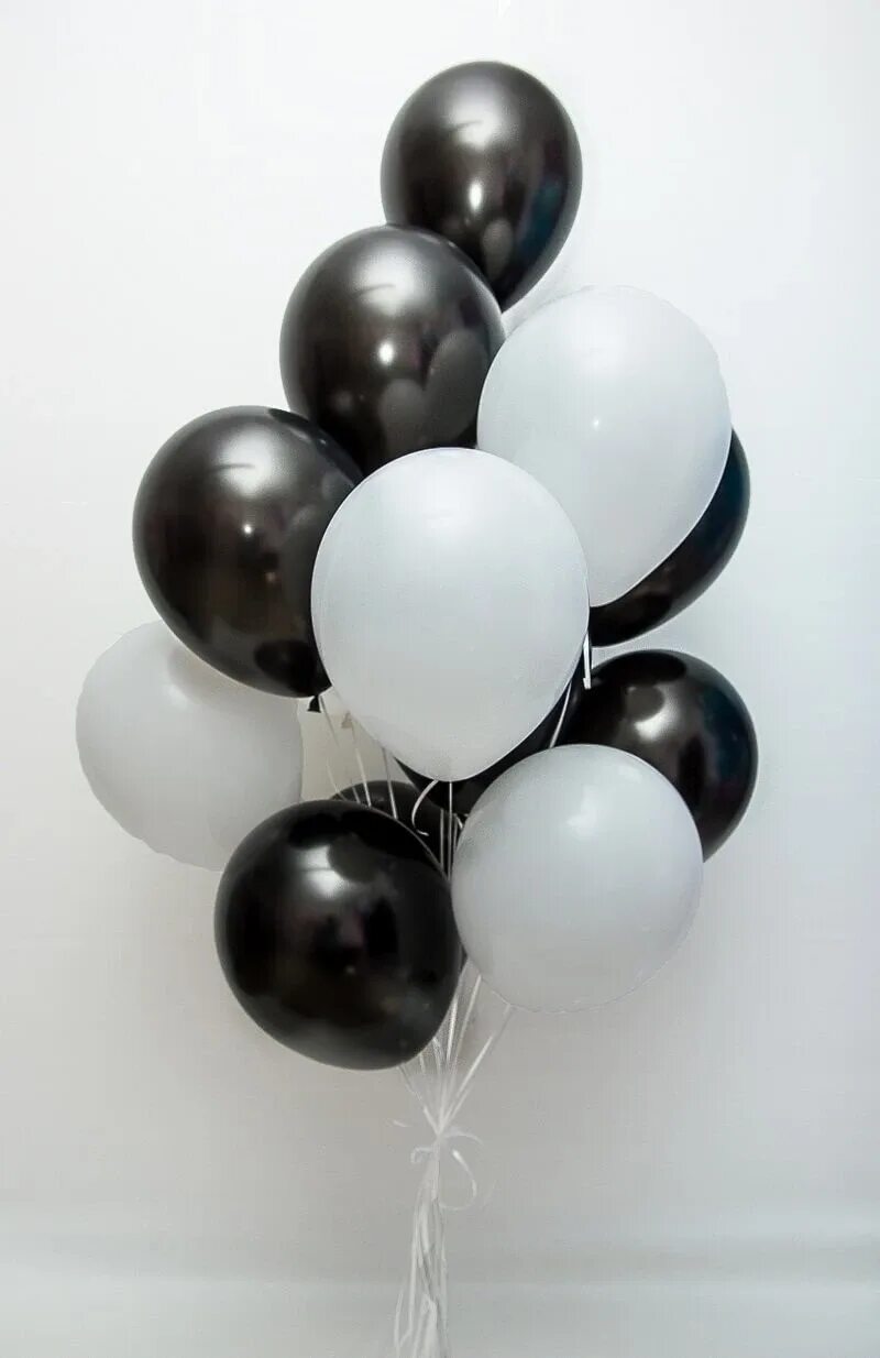Пучки шаров. Черные и белые шары. Черно белые шары. Воздушные шары черные белые. Черные и серебряные шары.