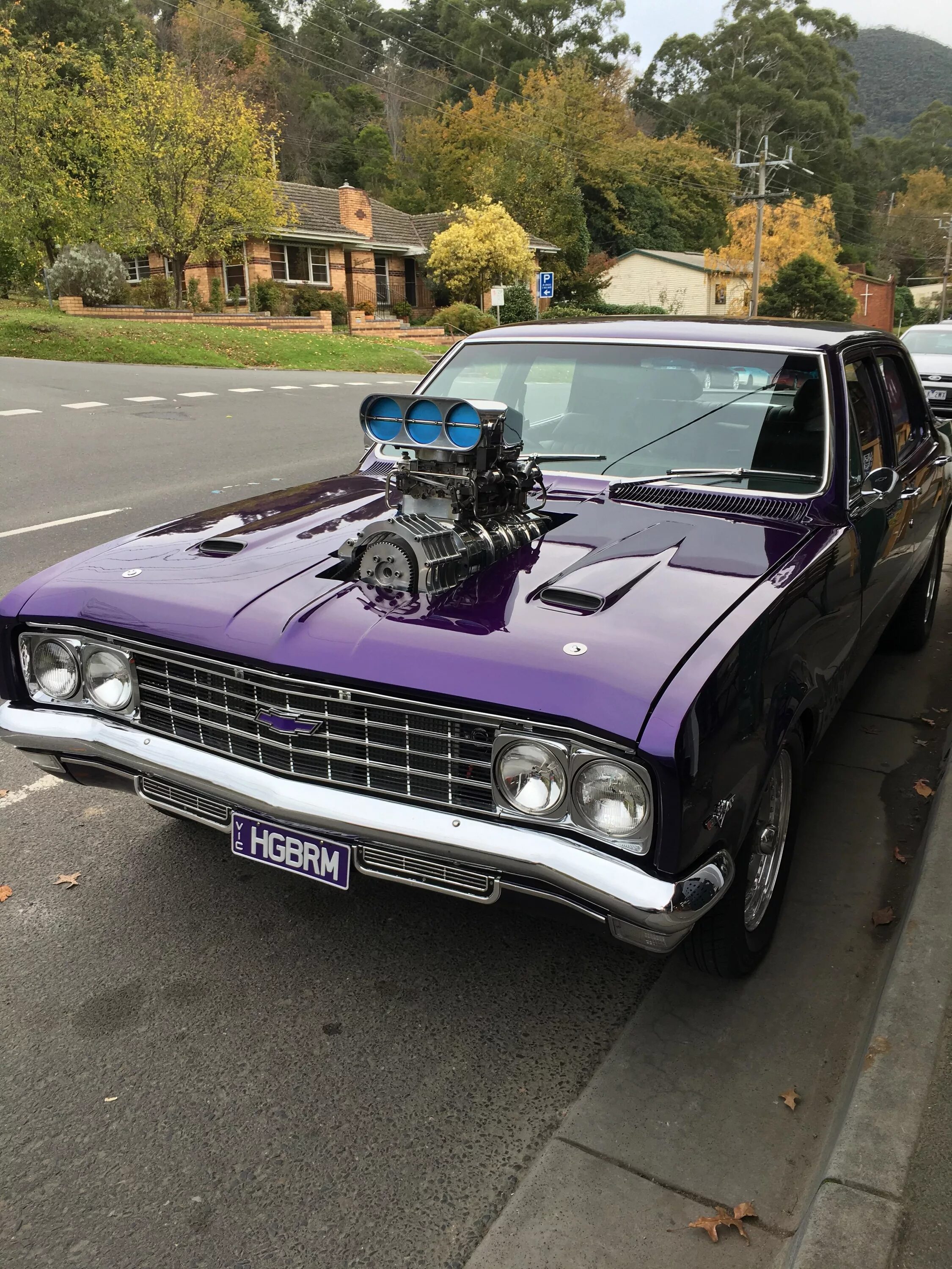 Американские классические автомобили. Америка сша. Dodge challenger yellow jacket. Патриотизм дизайн в сша. Шевроле камаро сс 69.