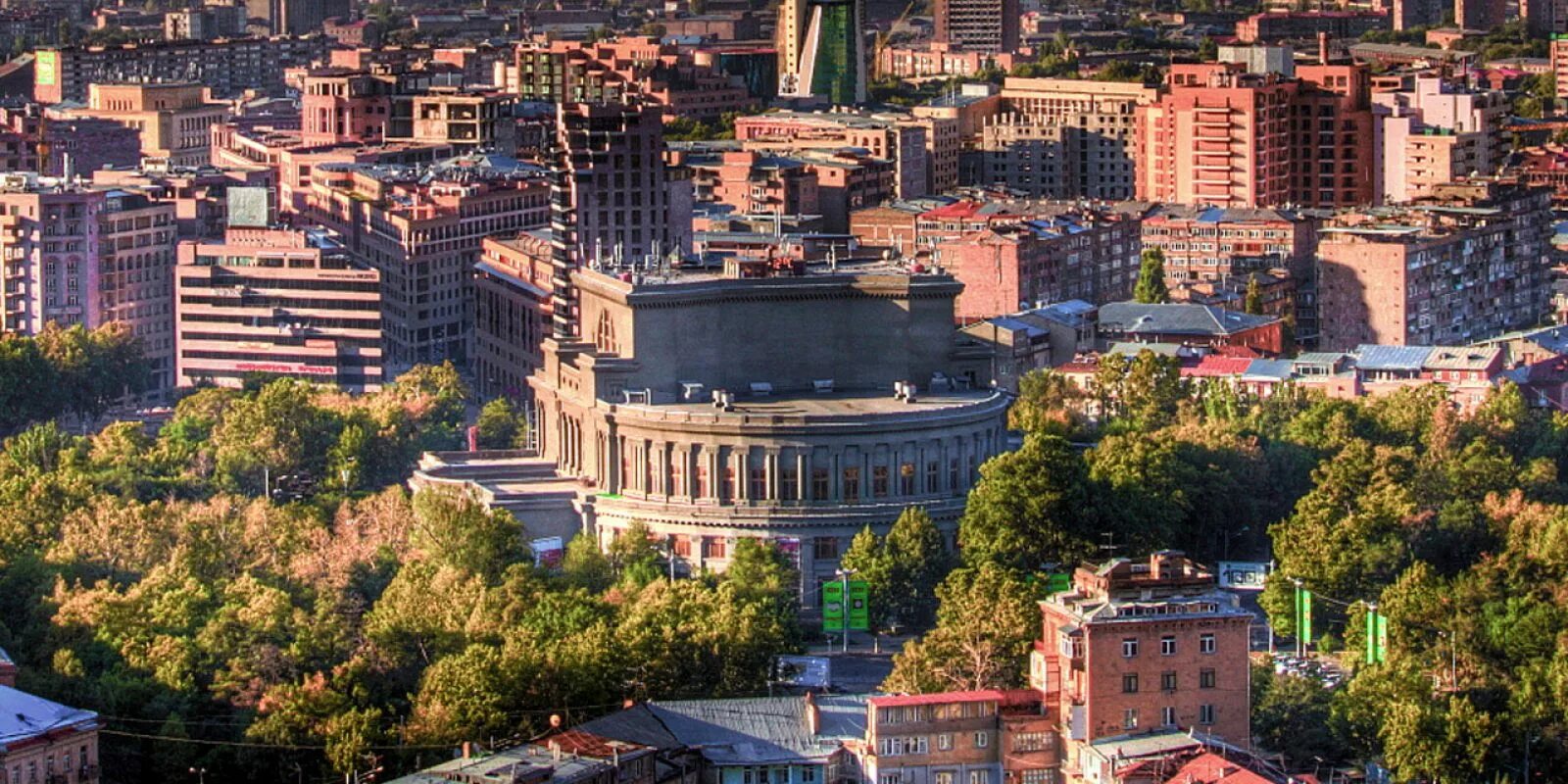 Экскурсия по Еревану. Армения прогулка по Еревану в сентябре. Парк 2800-летия Еревана. Ереван 2023 туристы. Основание еревана