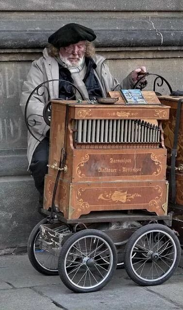 шарманка была старинная. шарманка музыкальный инструмент. шарманки в музее собрание. барбьери шарманка. шарманка была старинная.