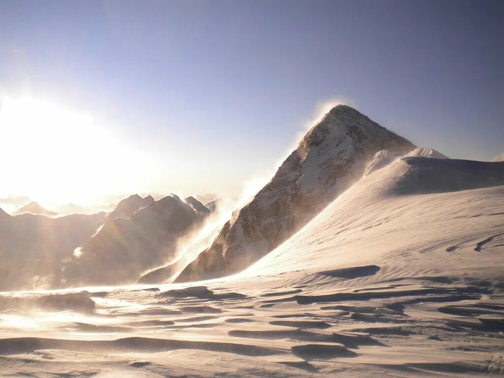южно-муйский хребет. снежные вершины. горный хребет сихотэ-алинь. снежные горы. что за место тумроки,на камчатке.