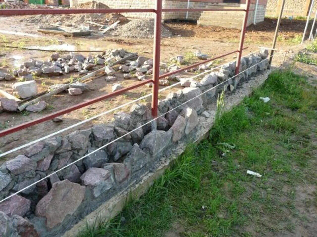 Фундамент из камня своими руками. Бутовый камень для фундамента. фундамент для забора из камня. забор из бутового камня. столбы из бутового камня.