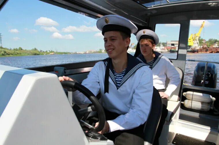 Специалисты водного транспорта. Тюменский колледж водного транспорта. Водитель водного транспорта. Профессии водного транспорта. Кабинка водителя водного транспорта