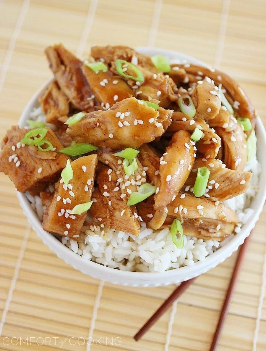 Рис с курицей в соусе терияки. Курочка терияки с рисом. Курица терияки с рисом. Курица по тайски с соусом терияки. Курица терияки с рисом.
