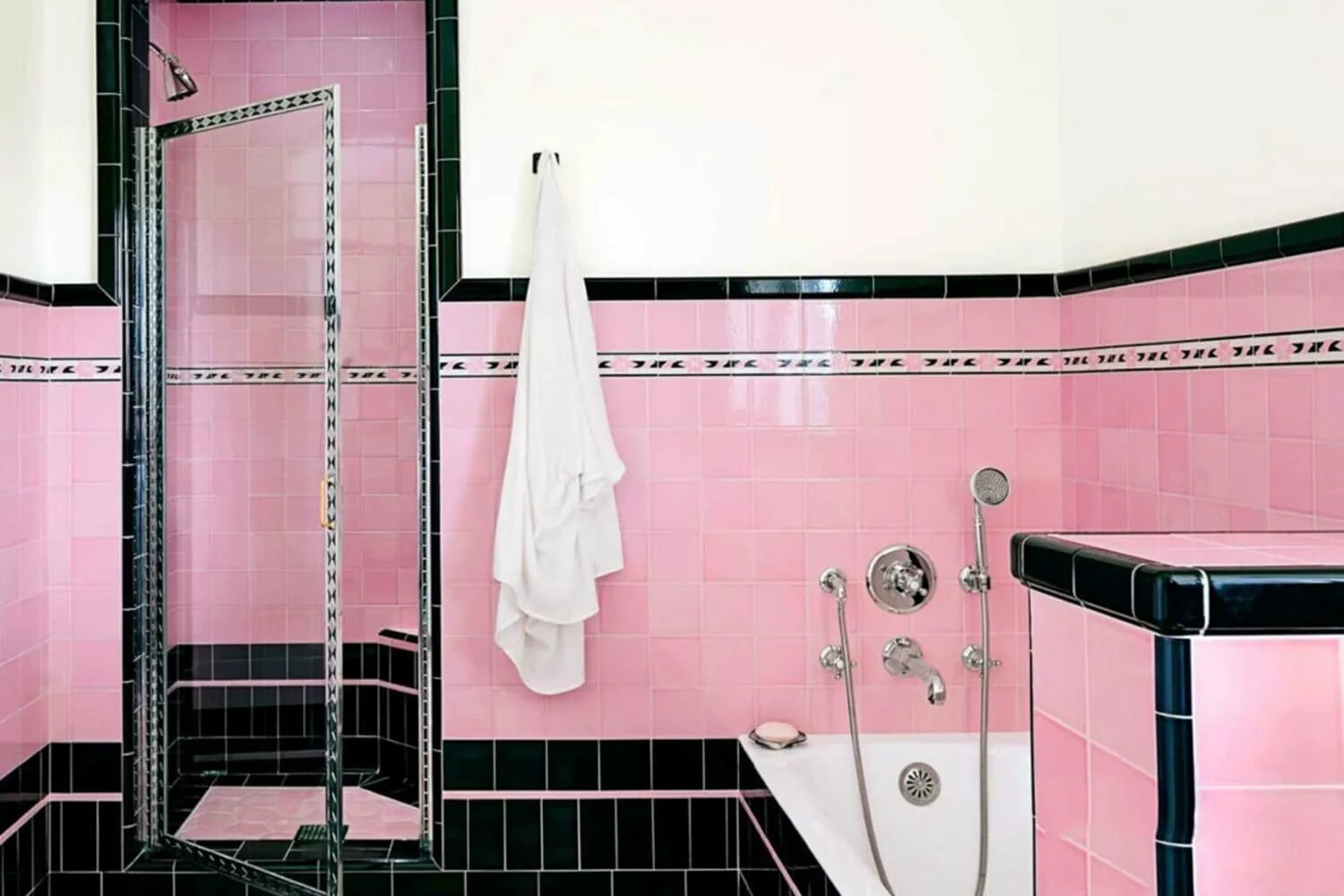 Комбинация плиток. Розовая плитка для ванной. Ванная комната с розовой плиткой. Розовая ванна. Розовые Ванные комнаты.