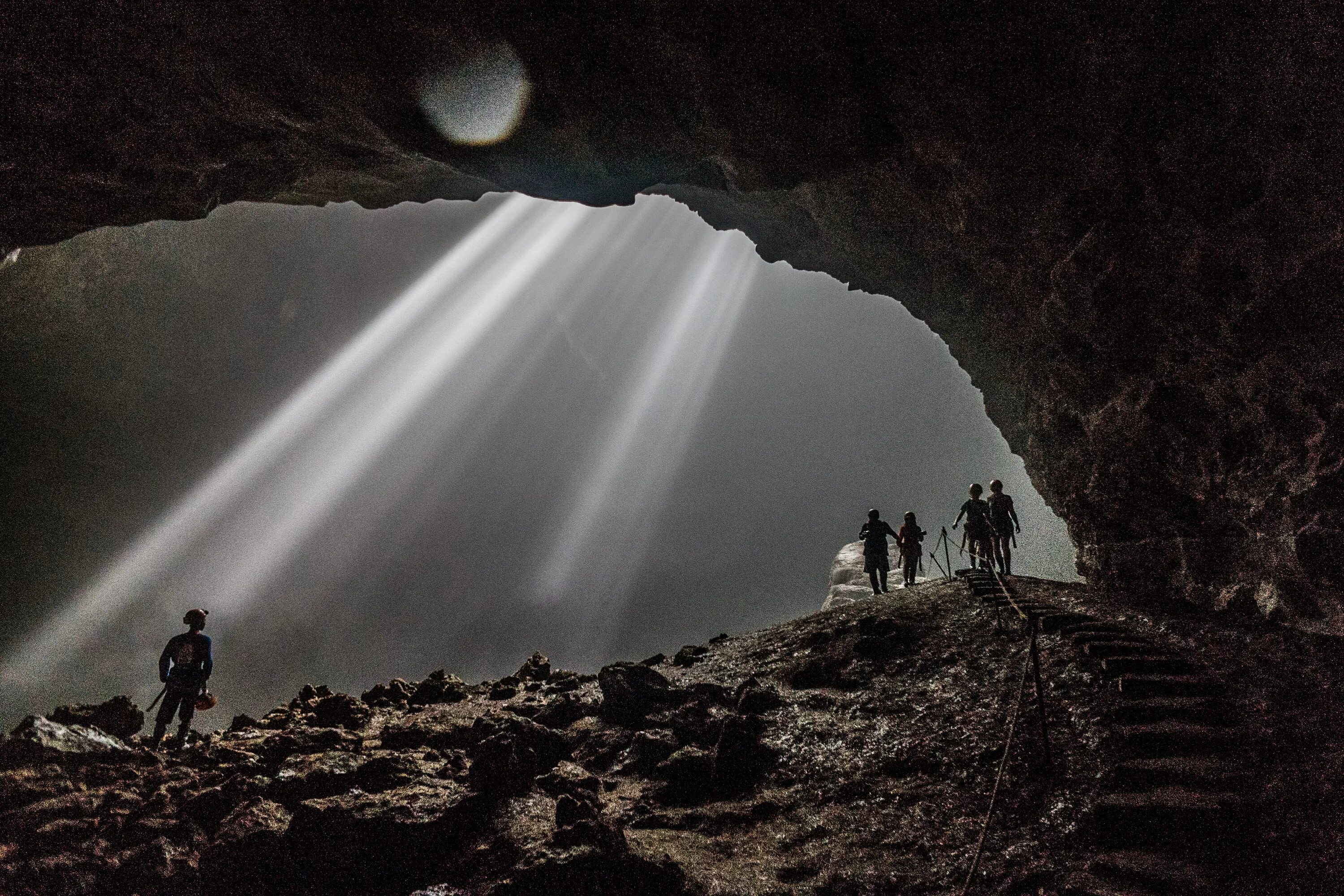 Ancient cave. Пещера Джомбланг Индонезия. Пещера Ява. Пещера Джомбланг фото. Пещера Джомбланг на карте.