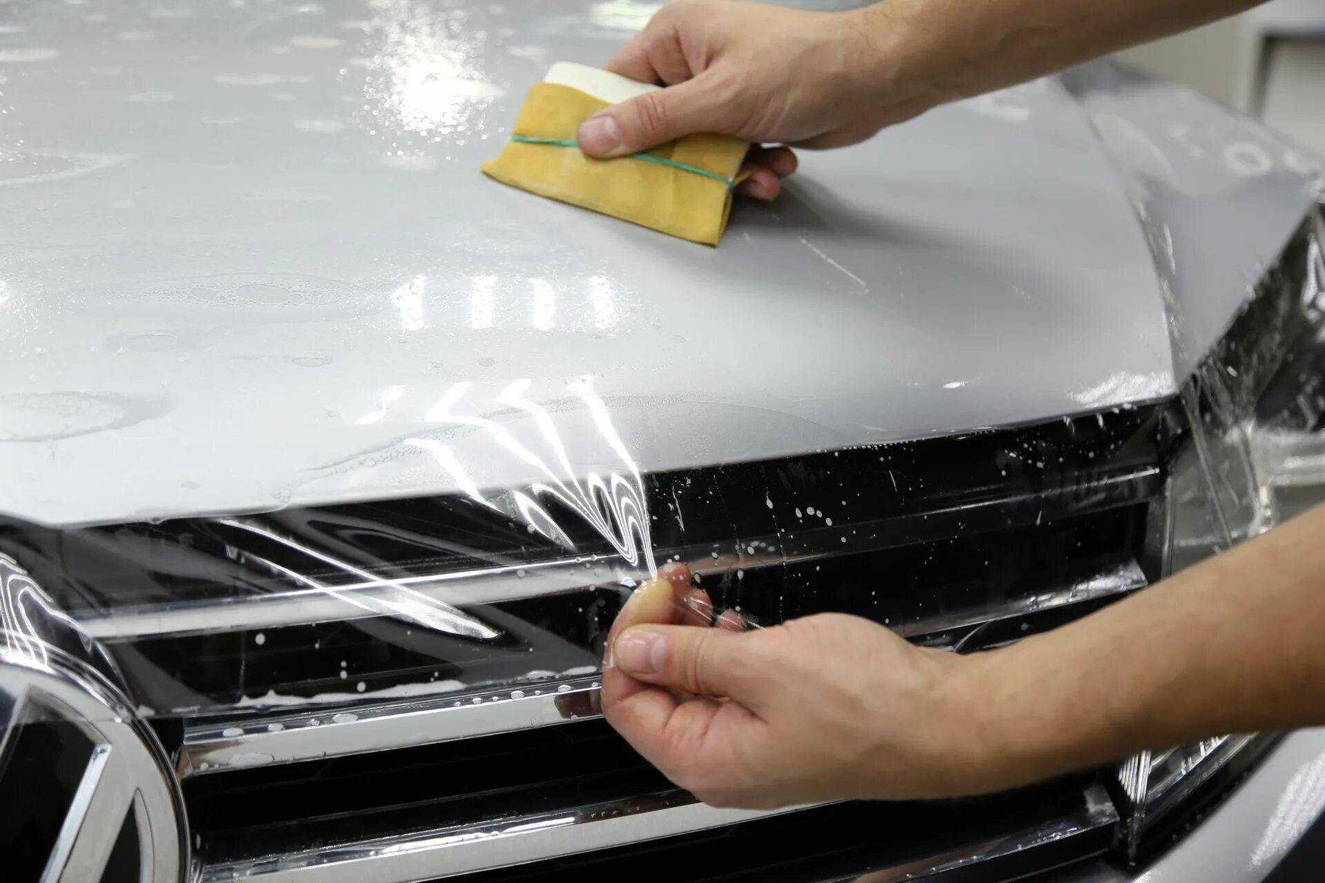 Как правильно клеить бронепленку на окна. Поклейка бронепленки на авто своими руками. Нанесение пленки на стекло. Как правильно клеить бронепленку на окна. Защитные экраны на окна.