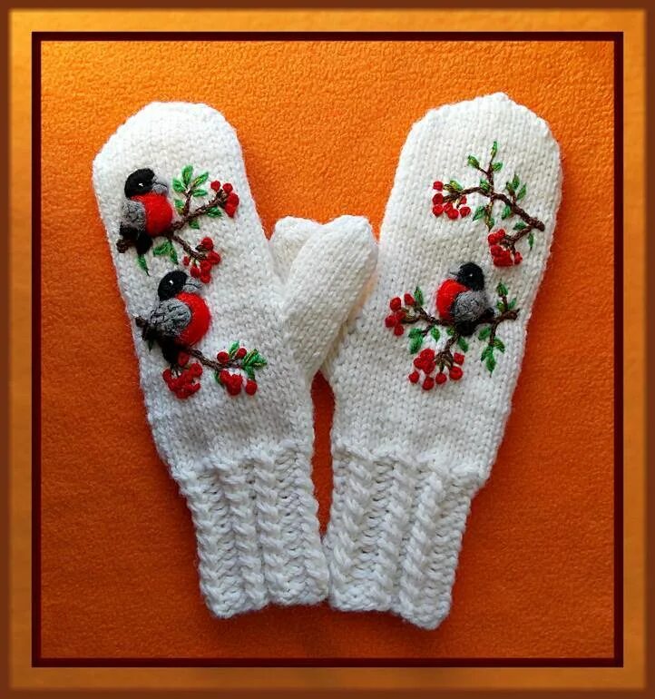 Варежки с вышивкой. Вышивка на связанных варежках. Вышивка на вязаных варежках. Вязаные варежки с вышивкой. Вышивка вязаных варежек.