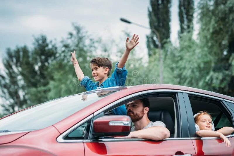 Автомобиль для молодых родителей. Папа едет на машине. Машина для папы. Папа едет на машине картинка. Ваня с папой ехали на машине