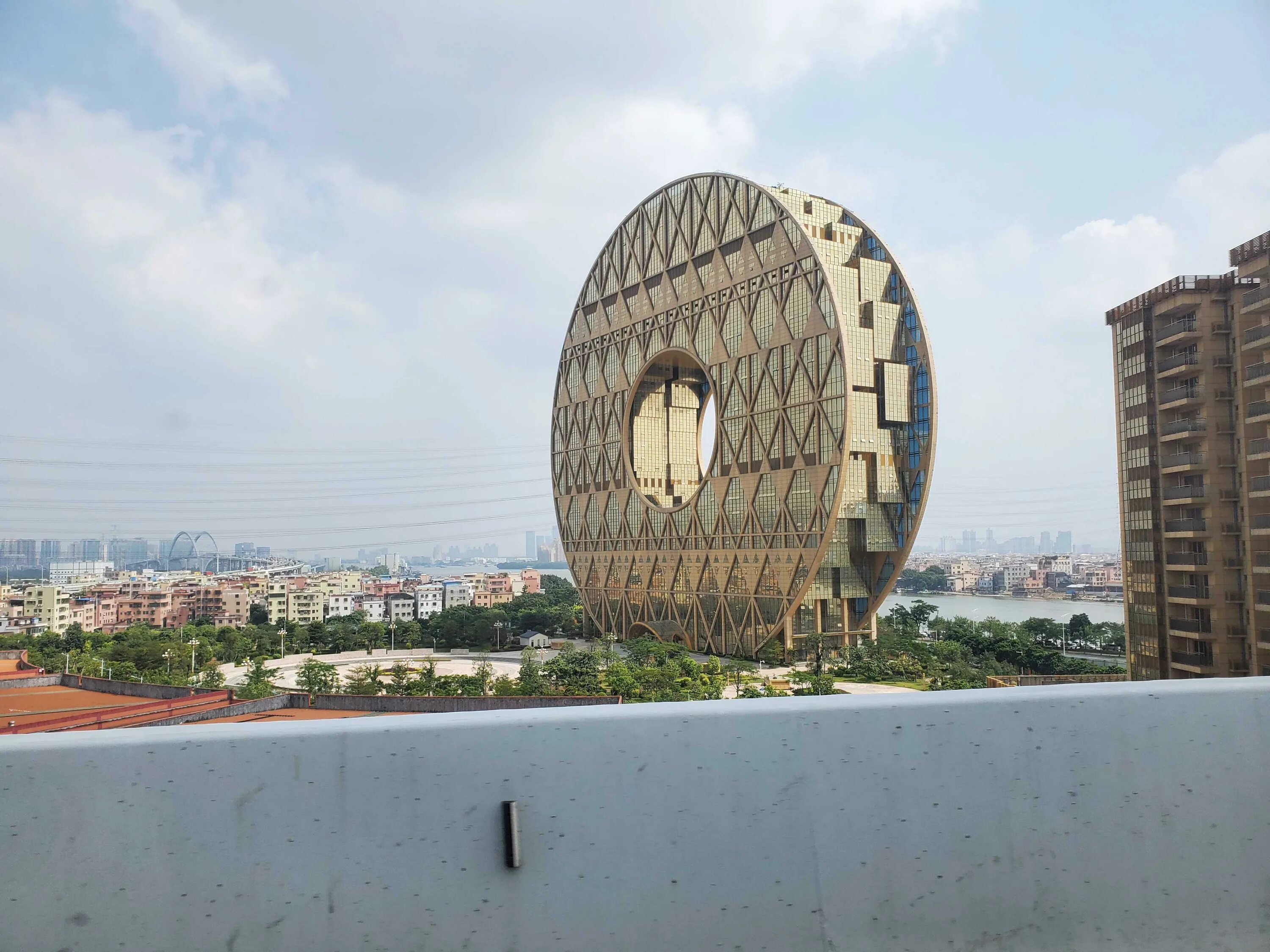 Round building. Гуанчжоу юань небоскреб. Гуанчжоу круглое здание. Круглые здания архитектура. Здание с дыркой.