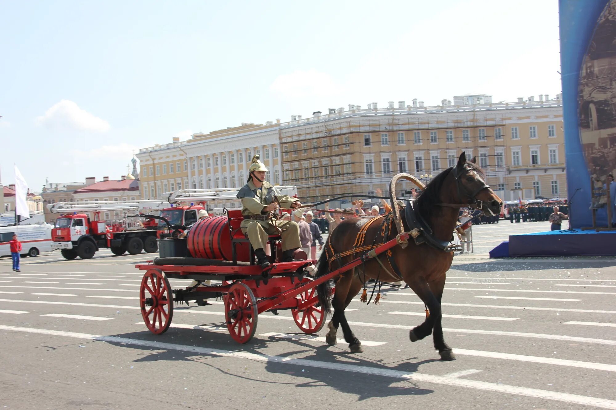 День пожарной охраны санкт петербурга. Парад пожарных машин. С днем пожарной охраны. День пожарной охраны ретро. Арни пожарник питер.