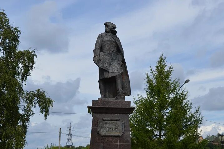 Татищев основатель перми. Памятник татищеву в перми. памятник василию татищеву в перми. памятник татищева пермь. в н татищев памятник в перми.