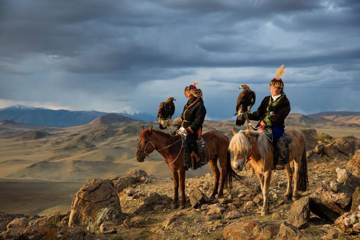 Кочевник nomad. Казахстанские парни. Казахи кочевники. Казахская национальная одежда. 4 казаха.