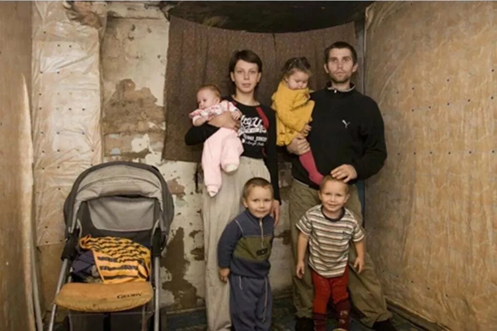 Он родился в бедной семье. Известные люди которые добились всего сами из бедных. Он родился в бедной семье. Бедная семья. Родился в бедной семье.