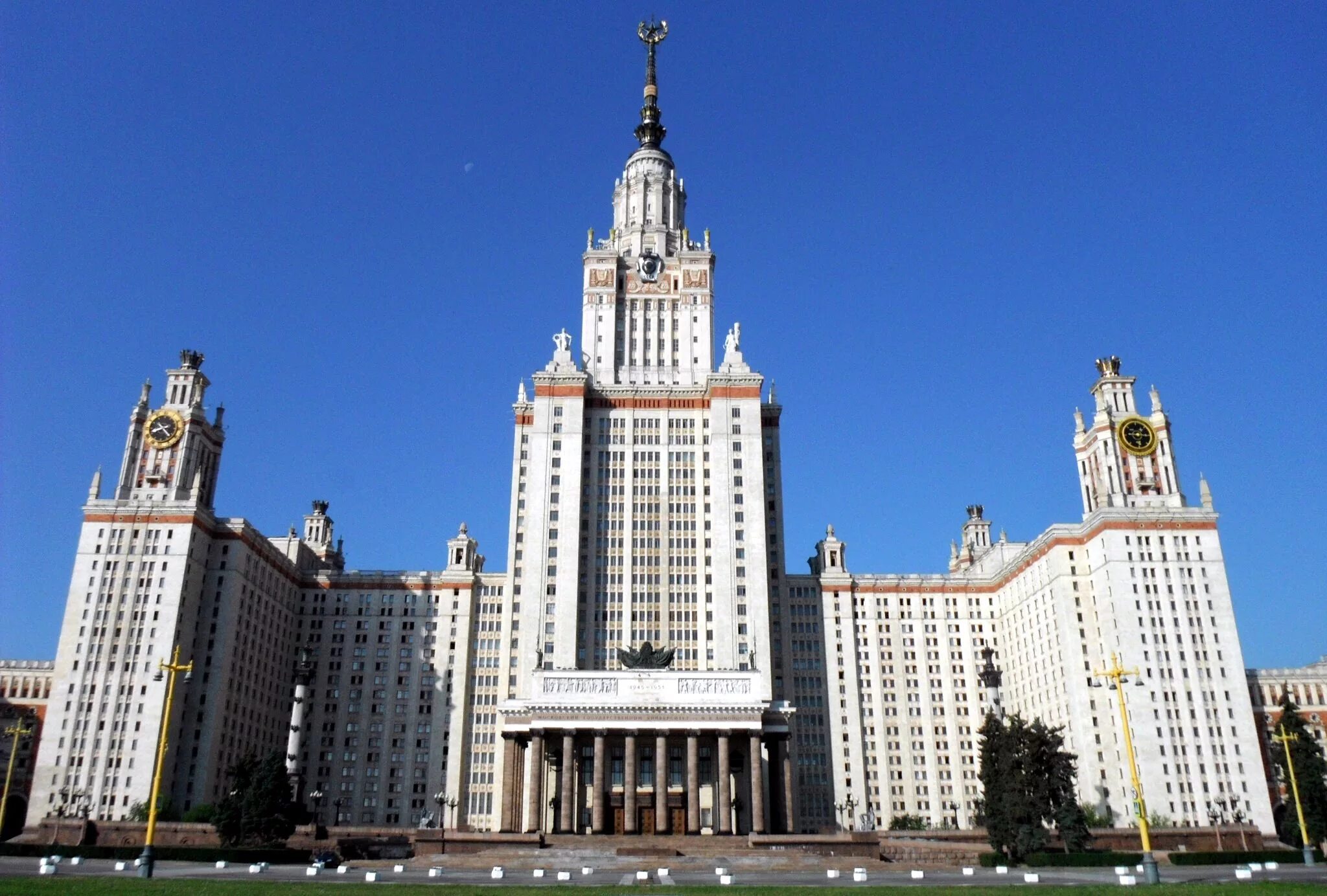 Важные здания в городе. Сталинские высотки МГУ. Здание МГУ сталинская высотка. Архитектура Москвы МГУ. Здание МГУ В Москве.