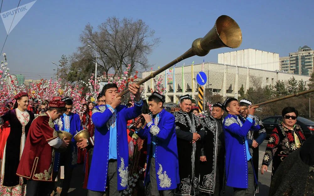 Праздник навруз в казахстане. Навруз в Нуреке. Празднование Наурыз в Алматы. Наурыз в Азербайджане. С праздником Навруз.