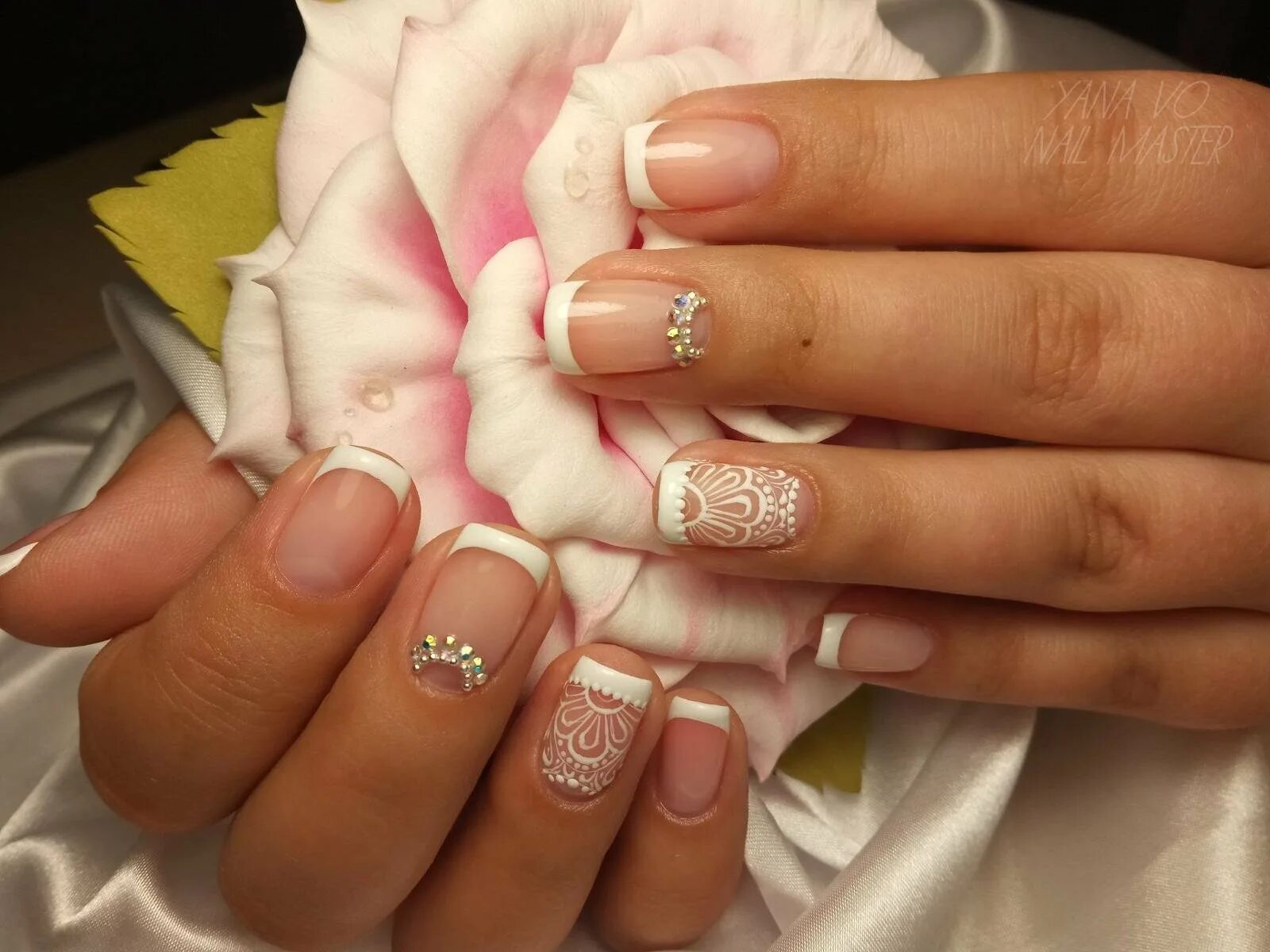 маникюр на свадьбу невесте на квадратные ногти. свадебный маникюр френч квадрат. свадебный маникюр на квадратные ногти. френч на короткий квадрат. жемчуг для декора ногтей.