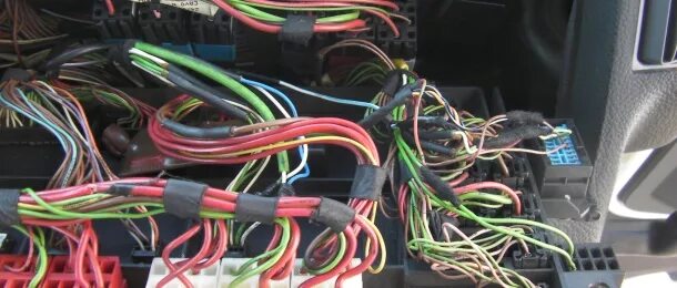 автомобильная электрика. проводка dodge caliber. электрика тягача. электрооборудование автомобиля. электрика автомобиля.