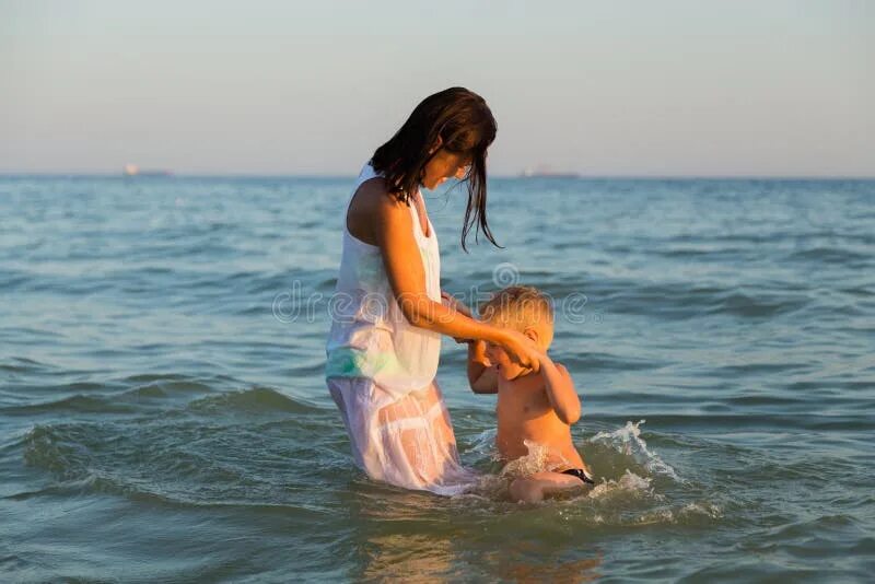 Мама и малыш на море. Молодые мамы на море. Мама с малышом на пляже. Мама на море фото. Дети с мамками на море.
