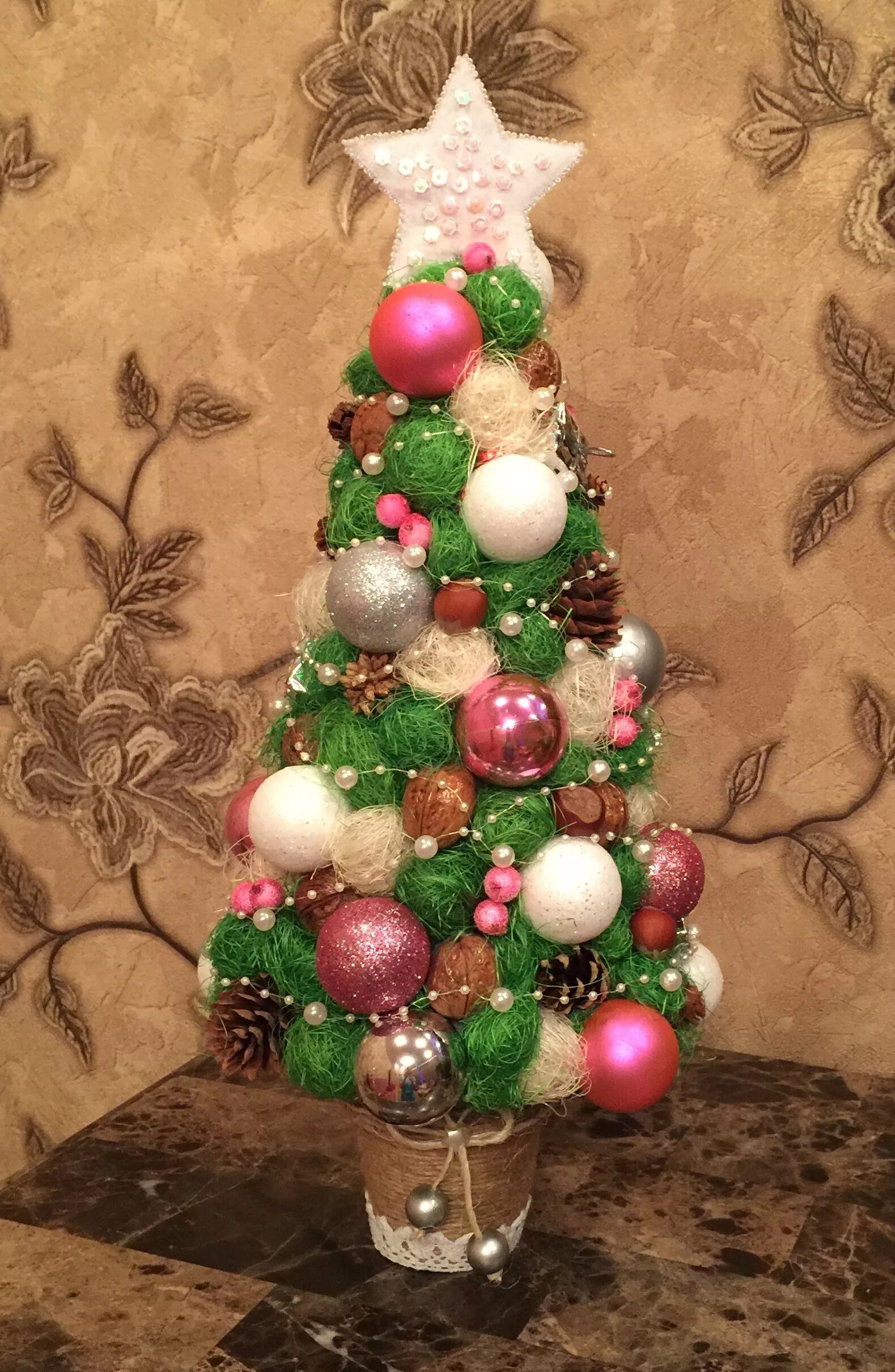 Елка из игрушек новогодних. Елка из шаров елочных. Поделки из елочных шаров. Елочка из шариков новогодних своими руками. Елка из игрушек новогодних.