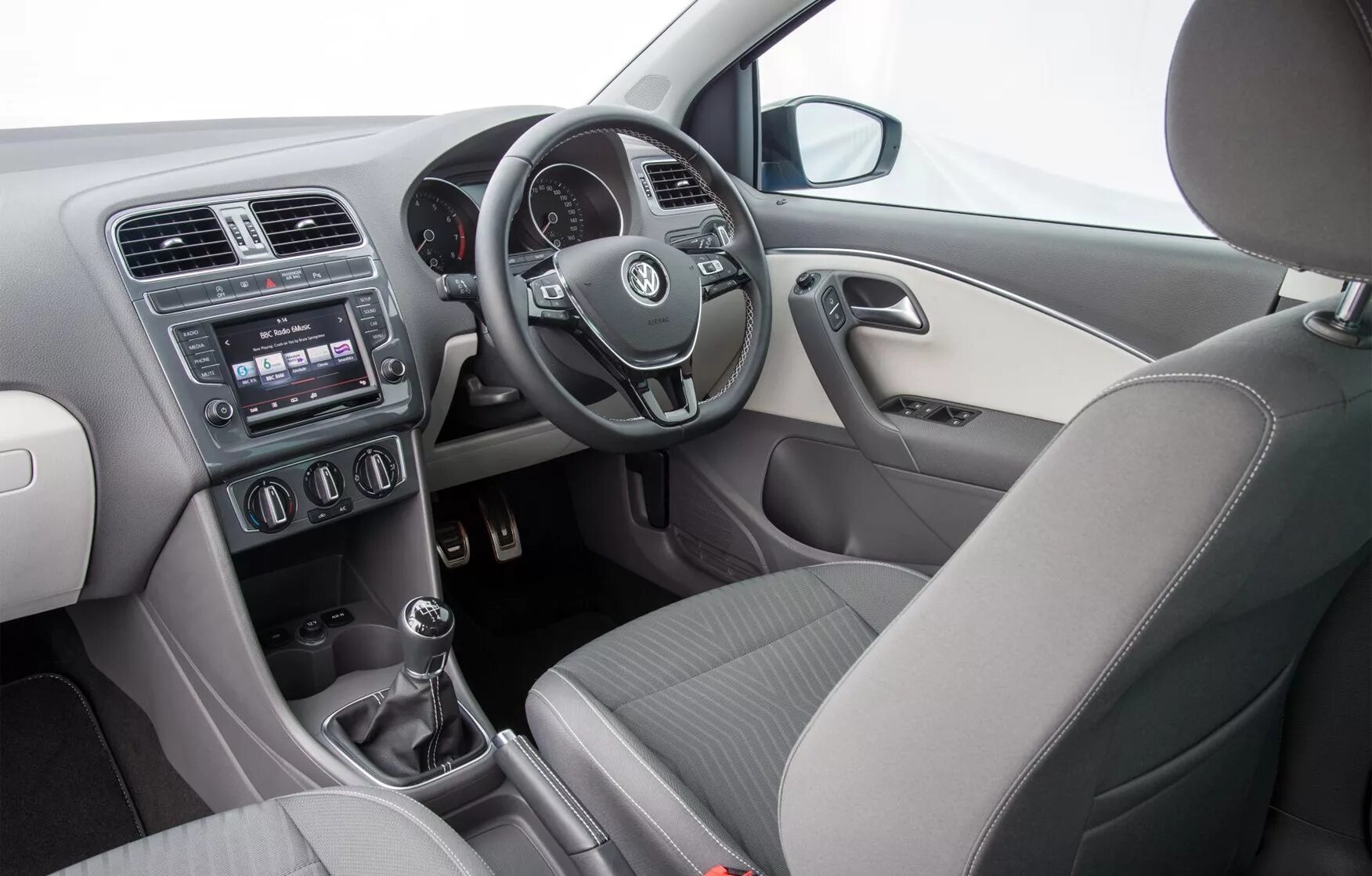 Polo hatchback mk5 салон. Vw polo 2014 салон. Vw polo sedan 2015 салон. Volkswagen polo 5 hatchback. Салон поло седан 2019.