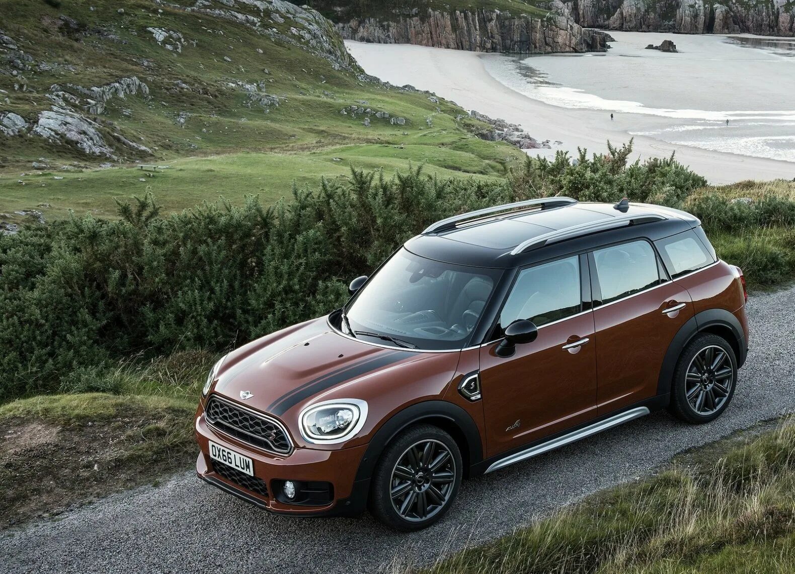 Mini cooper s countryman. Mini Countryman 2017. Мини Купер Кантримен 2019. Мини Купер Кантримен 2017. Мини Купер Кантримен коричневый.