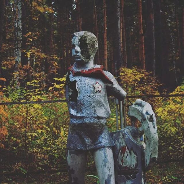 Лагерь экран петергоф. Рязань солотча пионерский лагерь юность. Заброшенный пионерский лагерь, тверская область. Ужасы пионерского лагеря. Ужасы пионерского лагеря.