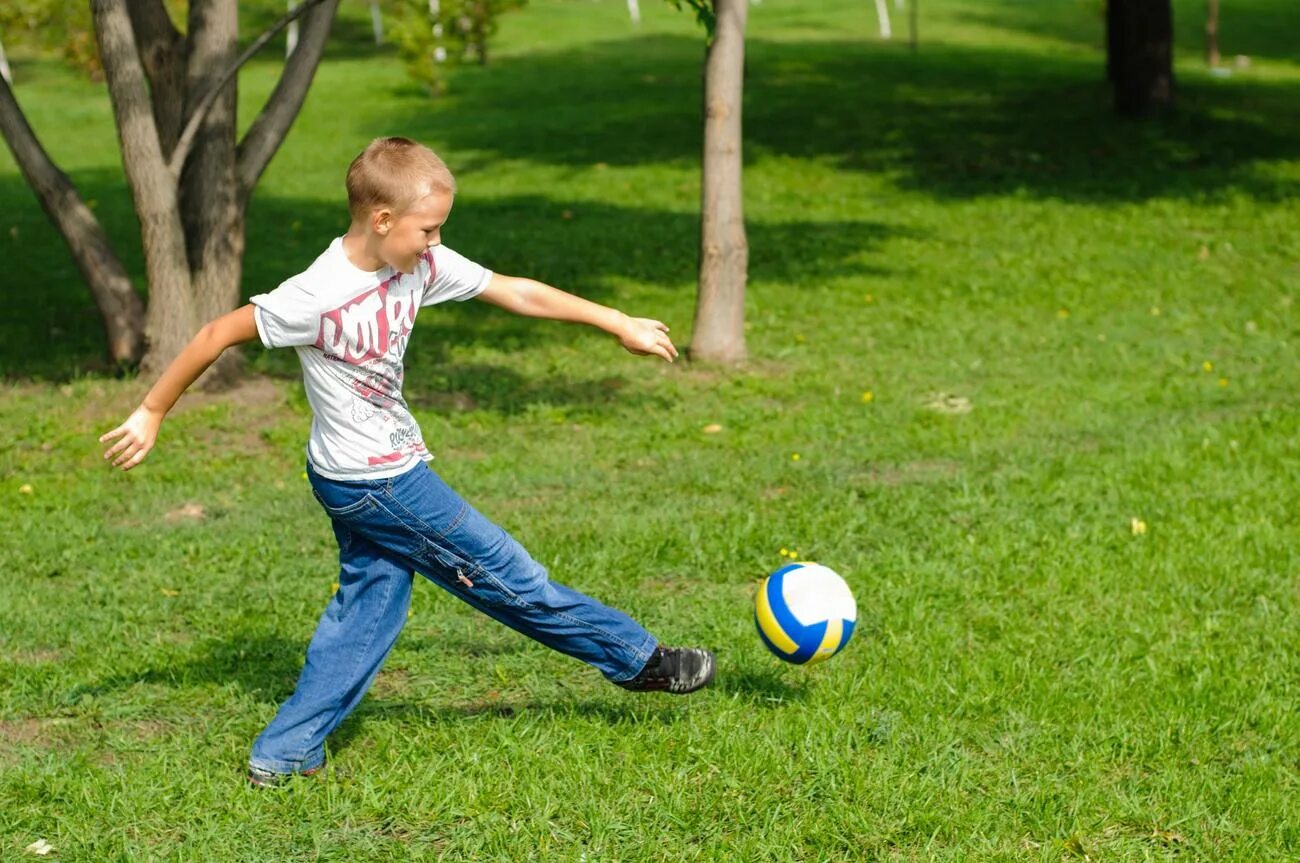 Мальчик играет в мяч. Мальчик с мячиком. Дети играют в мяч. Школьники играют в мяч.