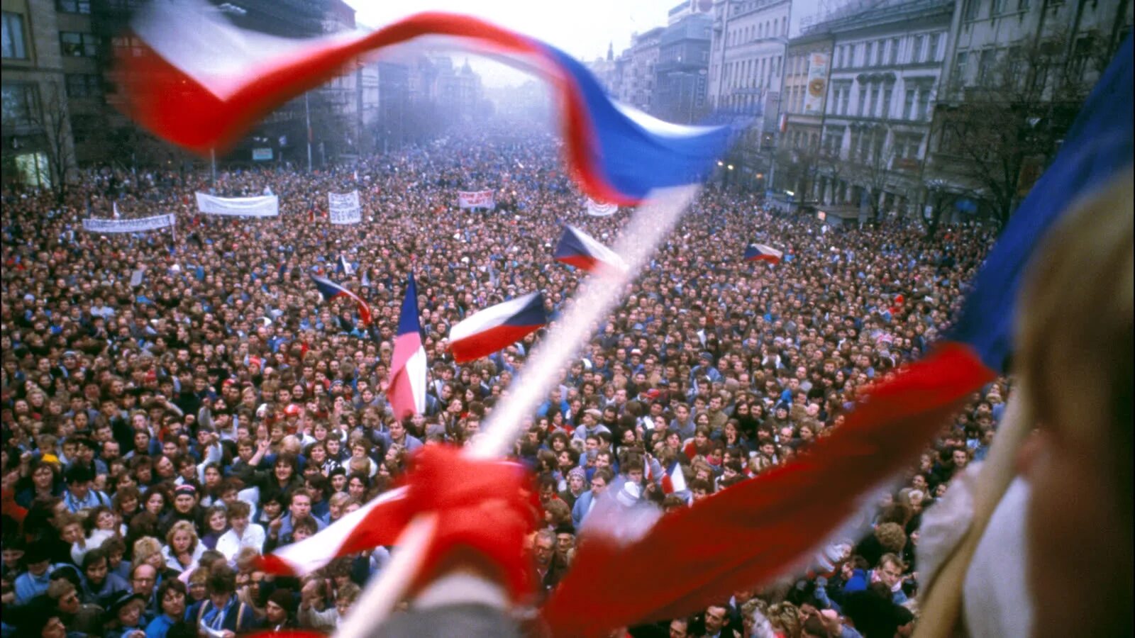 Бархатные революции 1989 страны. Бархатная революция. Чехословакия. 1989 Год. Революция в Чехии 1989. Революция в Чехословакии 1989. Бархатная революция в Восточной Европе Чехословакий.