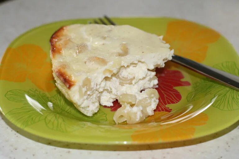 Запеканка из творога со сгущенкой. Пирог с творожным сыром и зеленью. Запеканка творожная ростагрокомплекс. Творожная запеканка с зеленью. Творожная запеканка несладкая.