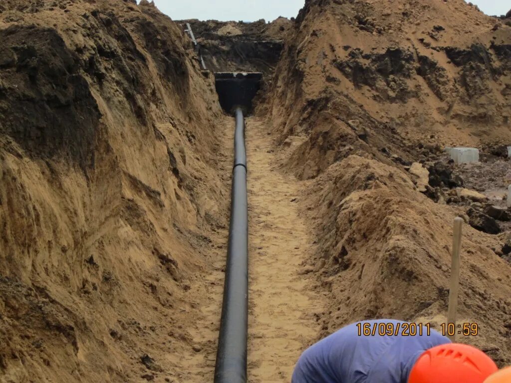 прокладка трубы пнд. летний водопровод из трубы пнд 20. прокладка трубы пнд. прокладка трубы пнд. разгрузка пнд трубы d=560.